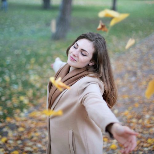 Femme heureuse forêt