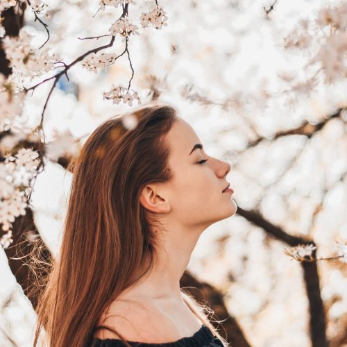 femme heureuse fleurs